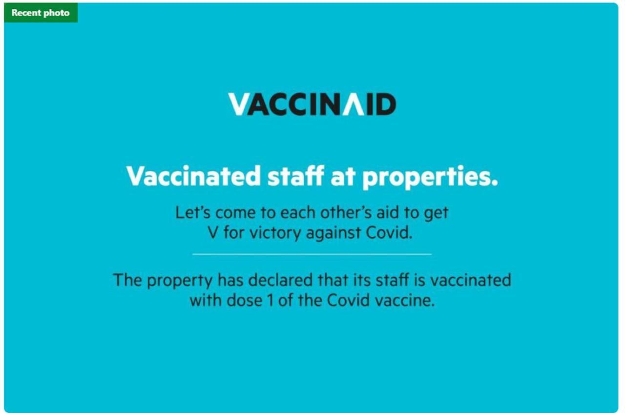 Vaccinated Staff - Oyo 3523 Gong Corner 2*